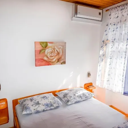 펜션 House Panula Mali Iž